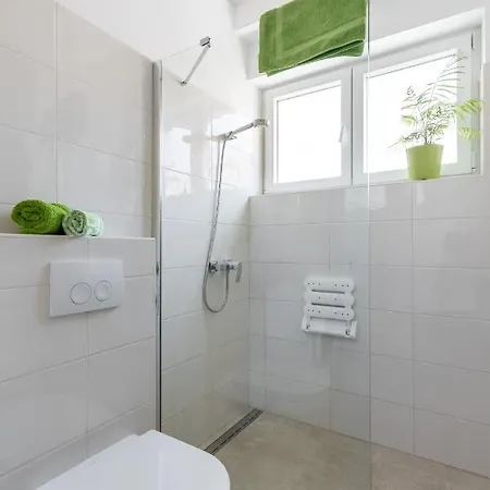 'Canarino' Apartment - Central Split, Spacious & Bright *