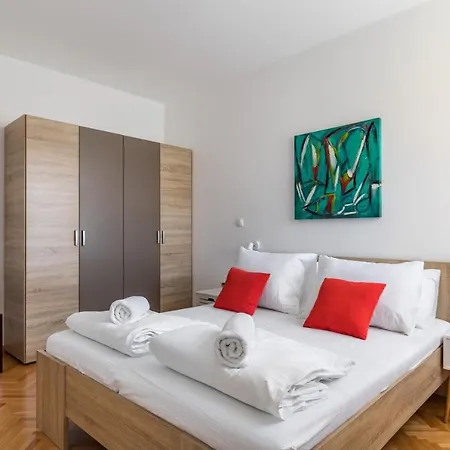 'Canarino' Apartment - Central Split, Spacious & Bright Apartment