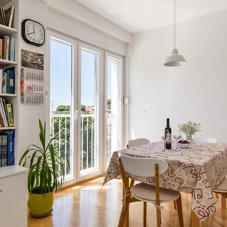 Apartment 'Canarino' Apartment - Central Split, Spacious & Bright